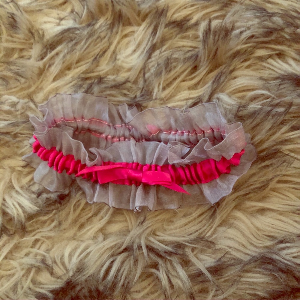 Grey and pink garter